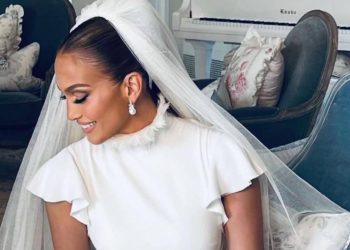 Лопес тоюнда үлпөт көйнөгүн үч жолу алмаштырды. Сүрөттөр топтому