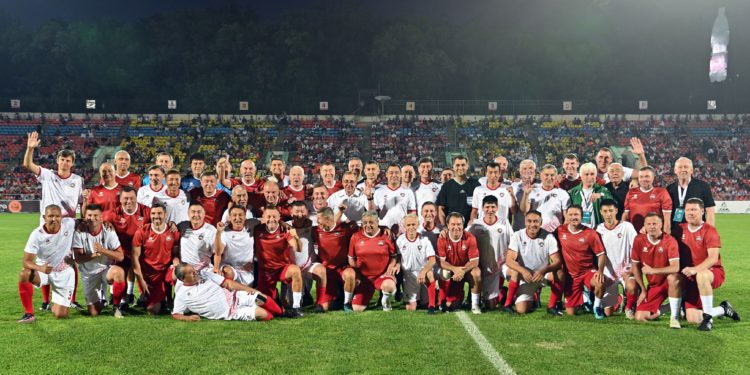 ⚽ Садыр Жапаров командасын жеңилүүдөн сактап калды. Бишкекте футболдук беттеш жыйынтыкталды