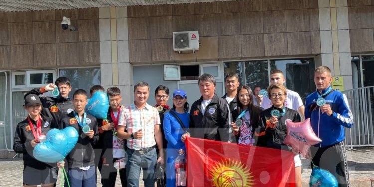 Таэквондо боюнча дүйнө чемпиондуктан жеңиш менен кайткан спортчулар Кыргызстанга келишти (видео)