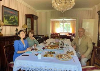 Алып баруучу Назира Айтбекова Германияда элчи Өмүрбек Текебаевдин үйүндө конок болду (сүрөт)
