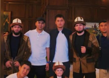 Садыр Жапаровдун уулунун Хабиб Нурмагомедов жана Хасбик менен түшкөн сүрөтү тарады