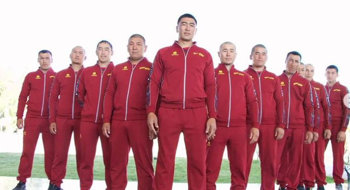 Көчмөндөр оюндарында кыргыздын намысын коргой турган көк бөрүчүлөргө форма берилди (сүрөт)