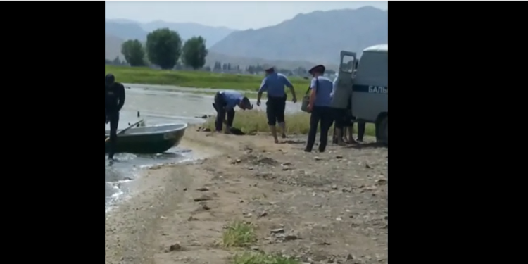 Ысык-Көлгө чөгүп кеткен 4 жаштагы кызды издеп жүргөндөр 27 жаштагы жигиттин жансыз денесин табышты (видео)