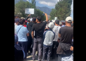 Нарында Жетим-Тоо кенин иштетүүгө каршы митинг өттү (видео)