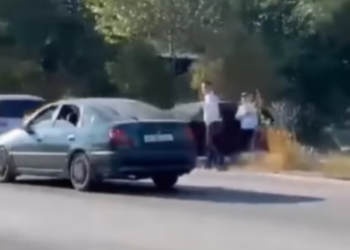 Өздөрүн жол тескөөчү катары көрсөтүп, жолдогу унааларды тосуп жаткан жигиттердин видеосу тарады