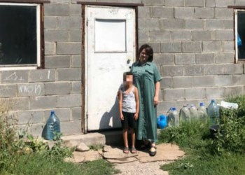 «Апасы аны 3 айлык кезинде агасына таштап кеткен». Бишкекте мектепке барбаган 9 жаштагы бала аныкталды