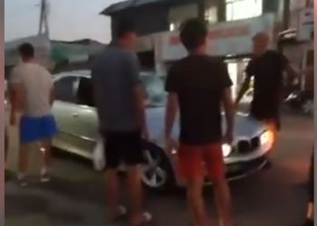 «3 жаран жандандыруу бөлүмүндө». Бишкекте сүзүшкөн эки унаанын бири сүрүлүп барып, 5 адамды сүзгөн (видео)