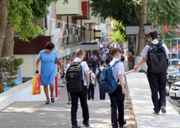 «Жынсы, футболка, спорттук бут кийим болбойт». Министрлик мектеп формасы классикалык стилде болушу керектигин билдирди