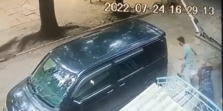 «Аял жаракат алган». Бишкекте 71 жаштагы аялды тоноого аракет кылган жаран кармалды (видео)