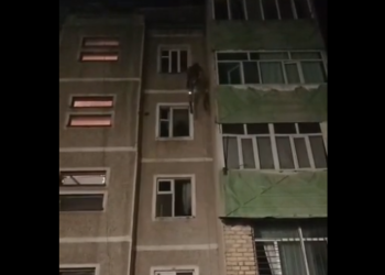 Ошто 8 жаштагы бала эшиги бекилип калган батирде калып калган. Куткаруучулар жардамга барышкан (видео)