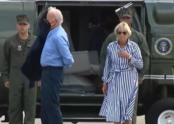 «Көз айнеги жерге түшүп». Жо Байден костюмун кийе албай жатканда тартылган видео тарады