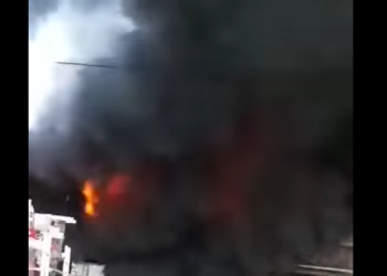 Кара-Балта шаарындагы курулуш материалдарын саткан дүкөн өрттөнүп жатат (видео)