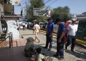 Кызыл-Кыядагы базарда 10 жаран жаш балдары менен тилемчилик кылып жүрүшкөн (сүрөт)