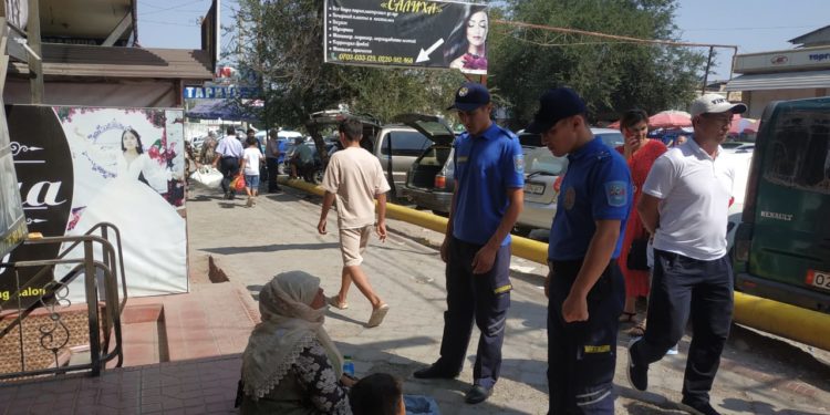 Кызыл-Кыядагы базарда 10 жаран жаш балдары менен тилемчилик кылып жүрүшкөн (сүрөт)