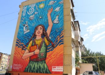 «Сүрөт кыздардын окууга болгон умтулуусун колдоо маанилүү экенин эскертет». Ошто дубал сүрөттүн ачылышы болду