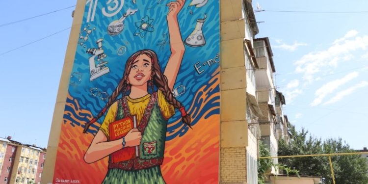 «Сүрөт кыздардын окууга болгон умтулуусун колдоо маанилүү экенин эскертет». Ошто дубал сүрөттүн ачылышы болду