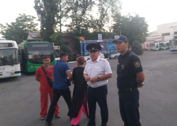 Милиция: «Бишкектен Ат-Башыга каттаган маршруттук унаанын айдоочусу баңгизат чегип алып, каттамга чыккан»