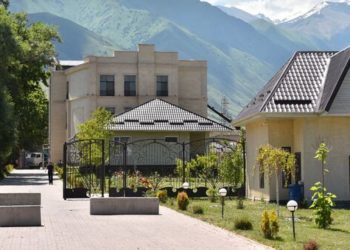 Министрлик: «Атамбаевдин Кой-Таштагы үйүндө мүмкүнчүлүгү чектелген балдар үчүн реабилитациялык борбор ачылат»