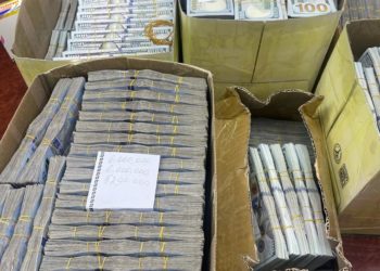 «Үмүт и Ко» ЖЧКсынын ээси Журат Абдуллаевдин кабинетинен 800 миллион сомдон ашуун акча каражаты табылган (сүрөт)