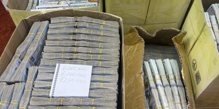 «Үмүт и Ко» ЖЧКсынын ээси Журат Абдуллаевдин кабинетинен 800 миллион сомдон ашуун акча каражаты табылган (сүрөт)