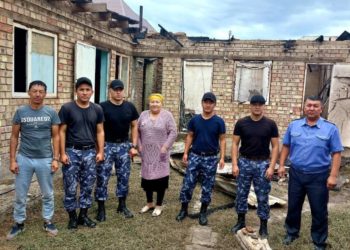 «Өрт өчүрүүчү унаа кире алган эмес». ИИМдин курсанттары Кызыл-Аскерде өрттөнүп жаткан үйдү өчүрүүгө жардам беришкен