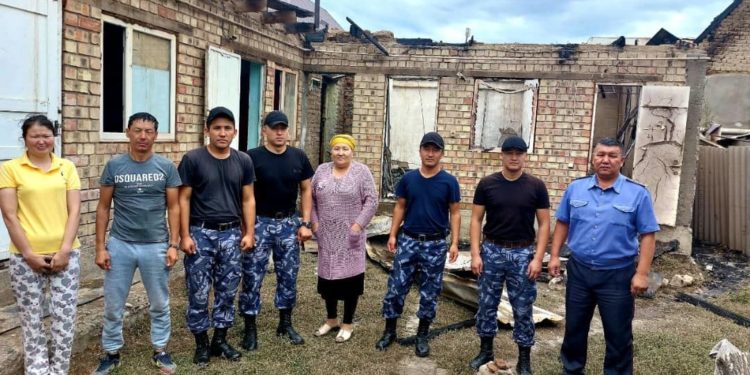 «Өрт өчүрүүчү унаа кире алган эмес». ИИМдин курсанттары Кызыл-Аскерде өрттөнүп жаткан үйдү өчүрүүгө жардам беришкен