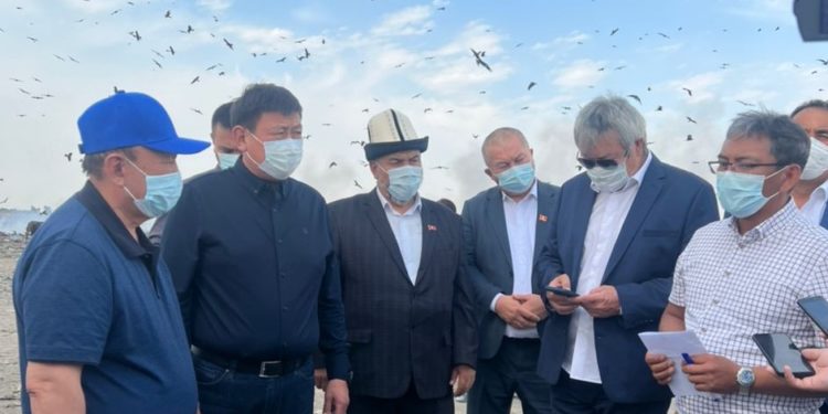 Депутаттар таштанды талаасына барып, 22 миллион евронун изин издешти