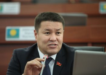 Жогорку Кеңештин төрагасы Талант Мамытовго «Кыргыз Республикасынын эмгек сиңирген юристи» наамы ыйгарылды