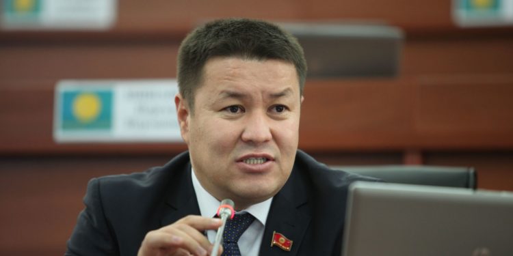 Жогорку Кеңештин төрагасы Талант Мамытовго «Кыргыз Республикасынын эмгек сиңирген юристи» наамы ыйгарылды