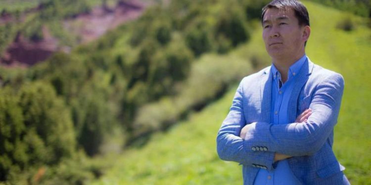 «3 уулдан кийин кыздуу болдум». Төкмө акын Баян Акматов кырк жылкылуу болду