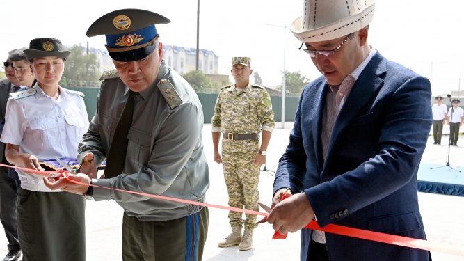 Жапаров менен Ташиев УКМКнын Чек ара кызматынын учкучсуз учуучу аппараттарынын базасын ачты (видео)