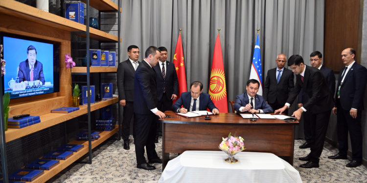 Самаркандда Кытай-Кыргызстан-Өзбекстан темир жолун куруу долбооруна кол коюлду