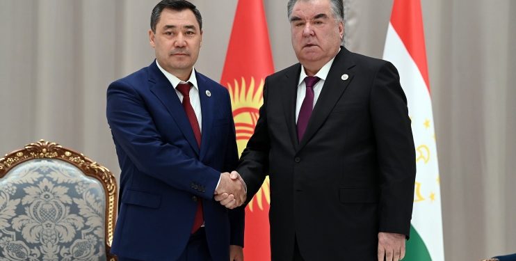 Садыр Жапаров менен Эмомали Рахмон кыргыз-тажик тилкесиндеги кырдаал боюнча сүйлөшүү өткөрдү