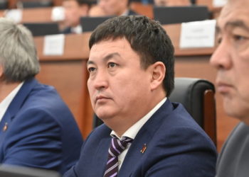«Уулума деп алынган оюнчук болчу». Жусупбек Коргонбай уулу Жогорку Кеңешке алып барган муляж автомат тууралуу айтты