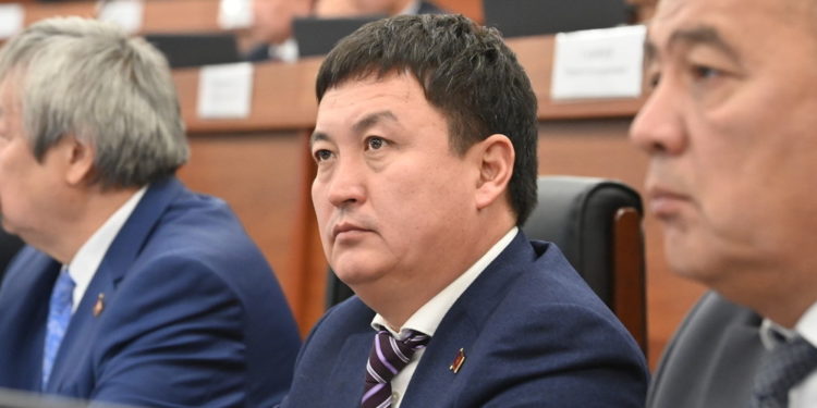 «Уулума деп алынган оюнчук болчу». Жусупбек Коргонбай уулу Жогорку Кеңешке алып барган муляж автомат тууралуу айтты