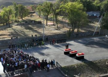 Танктын ичинде тирүүлөй өрттөлгөн үч жоокердин сөөгү «Ата-Бейитте» жерге берилди