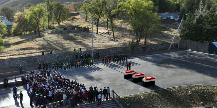 Танктын ичинде тирүүлөй өрттөлгөн үч жоокердин сөөгү «Ата-Бейитте» жерге берилди