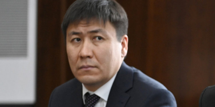 Кыйноолорду алдын алуу борбору: «Камактагы министр Алмазбек Бейшеналиевдин астмасы болгону үчүн дары ичип жатат»