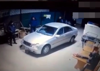 Таласта өз үйүндө өлтүрүлгөн келин. Жардам бербей кетип калган милиция кызматкерлерине кылмыш иш козголду