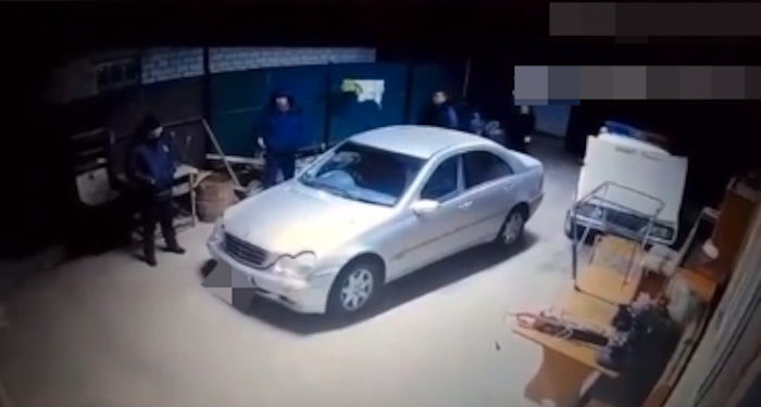 Таласта өз үйүндө өлтүрүлгөн келин. Жардам бербей кетип калган милиция кызматкерлерине кылмыш иш козголду