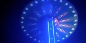 Индияда 15 метрлик аттракцион түшүп кетип, кеминде 16 адам жаракат алды (видео)