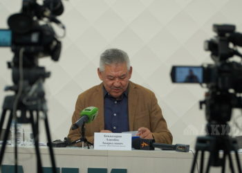 «Эч кандай таарынычым жок». Азимбек Бекназаров элчилик кызматтан алынышы боюнча комментарий берди