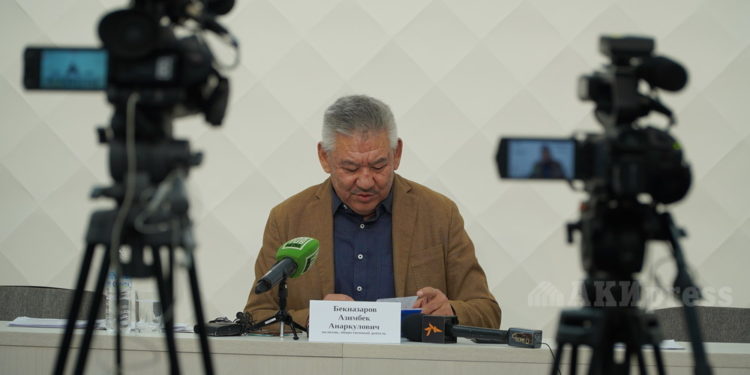 «Эч кандай таарынычым жок». Азимбек Бекназаров элчилик кызматтан алынышы боюнча комментарий берди