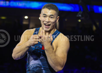 «Акжол Махмудов үйлөнөбү?» Спортчунун машыктыруучуга манжасын көрсөткөнү талкууга жем таштады