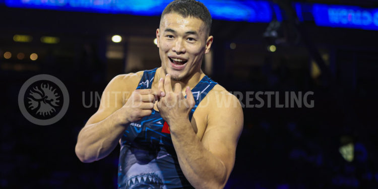 «Акжол Махмудов үйлөнөбү?» Спортчунун машыктыруучуга манжасын көрсөткөнү талкууга жем таштады