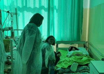 Бишкектеги мектептин 2-кабатынан боюн таштаган кыздын абалы айтылды