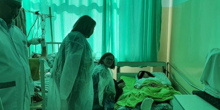 Бишкектеги мектептин 2-кабатынан боюн таштаган кыздын абалы айтылды