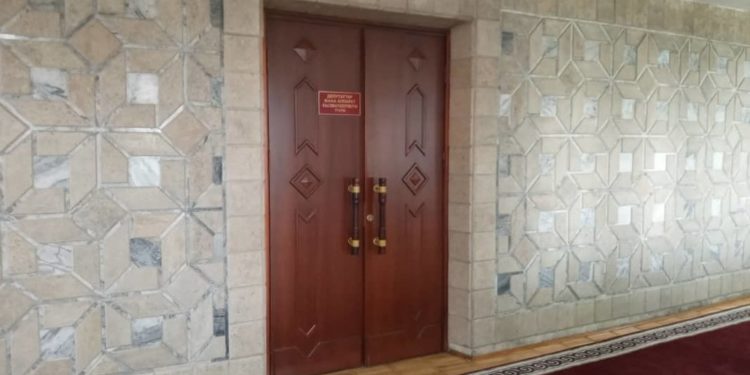 Жогорку Кеңеш чек арадагы кырдаал боюнча жыйынды дагы жабык өткөрмөй болду