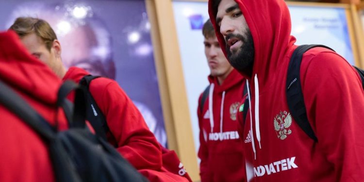 Орусиянын футбол боюнча курамасы Бишкекке келди (сүрөт)