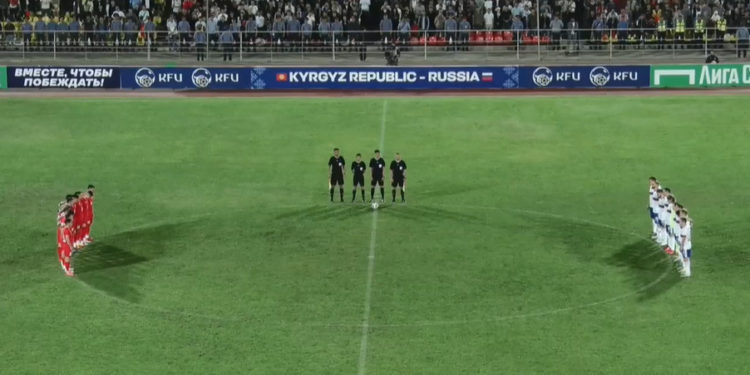 Кыргызстан менен Орусиянын футбол боюнча беттеши чек арада каза болгондорду эскерүү менен башталды
